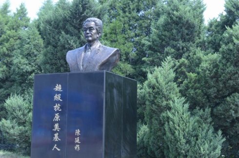 坐落在沈阳hjc黄金城集团院内的陈廷祚先生铜像